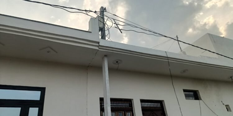 आगरा : विद्युत विभाग के जेई व लाइनमैन की मुख्यमंत्री पोर्टल पर और पत्र द्वारा शिकायत