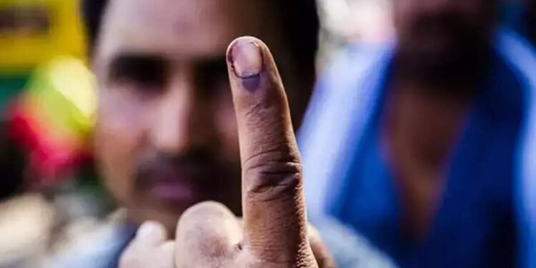 Gujarat Election: आज दोपहर 12 बजे तारीखों का ऐलान करेगा EC,दो चरणों में हो सकती है वोटिंग