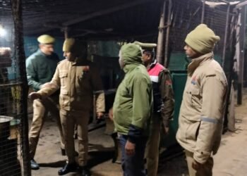 पुलिस ने रात्रि में संदिग्ध व्यक्ति वाहन को लेकर चलाया चेकिंग अभियान