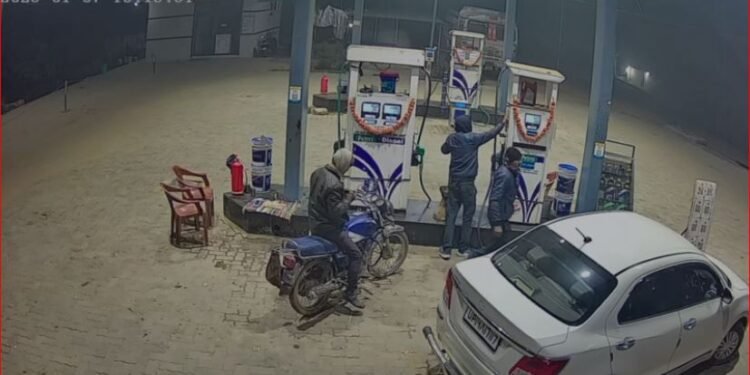 पेट्रोल पंप से तेल भरवाया और बिना पैसे देकर भाग गया गाड़ी चालक
