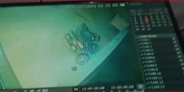 श्री राम हॉस्पिटल के सामने से बाइक हुई चोरी, बाइक चोरी की घटना सीसीटीवी कैमरे में हुई कैद …