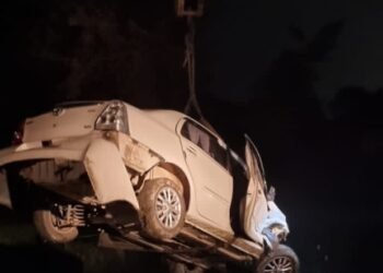 बेलरायां चीनी मिल के जीएम वैभव मिश्रा की गाड़ी में अज्ञात बोलेरो ने मारी जोरदार टक्कर।