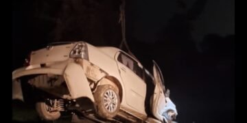 बेलरायां चीनी मिल के जीएम वैभव मिश्रा की गाड़ी में अज्ञात बोलेरो ने मारी जोरदार टक्कर।