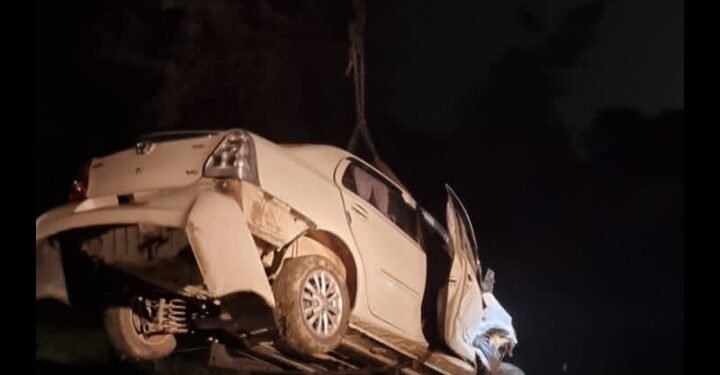 बेलरायां चीनी मिल के जीएम वैभव मिश्रा की गाड़ी में अज्ञात बोलेरो ने मारी जोरदार टक्कर।