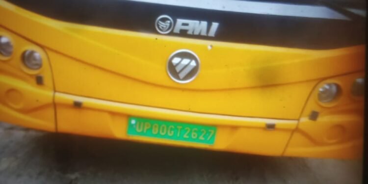 इलेक्ट्रिक बस ने मोटरसाइकिल सवार युवक को टक्कर मार दी