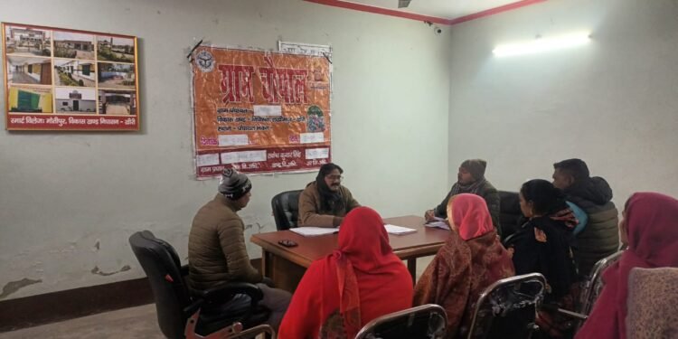 बेलरायॉ -खीरी मा० मुख्यमन्त्री जी के आदेश के क्रम  में ग्राम चौपाल कार्यक्रम।