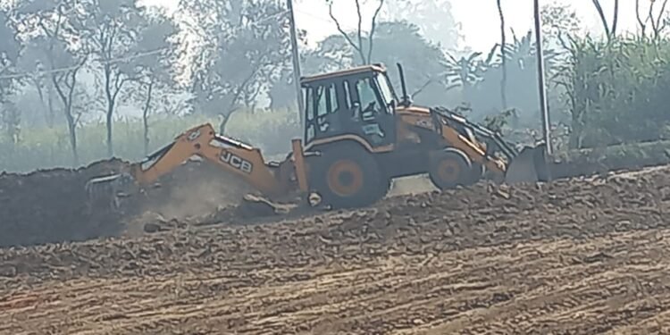 लखीमपुर खीरी – थाना नीमगांव में करीब आधा दर्जन जे सी बी मशीनें चीर रही उपजाऊ जमीनों का सीना …