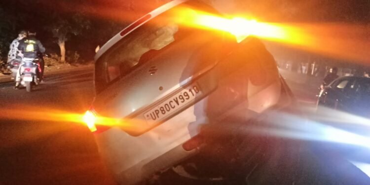 तेज रफ्तार में अनियंत्रित होकर डिवाइडर पर चढ़ी मारुति स्विफ्ट कार …