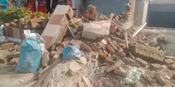 मितौली प्रशासन की गुण्डागर्दी बेहजम में वयक्ति विशेष के कहने पर तोड़ा एक पत्रकार का चौतारा