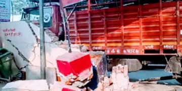 दीवार तोड़कर थाने में जा घुसा कैंटर , गनीमत रही नहीं तो बिगड़ जाता थाने का सेंटर