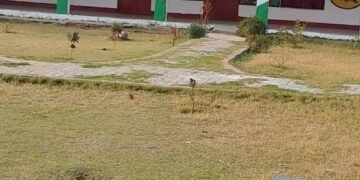 स्कूल में गणतंत्र दिवस के अवसर पर राष्ट्रीय ध्वज को मजबूत न बाधने के कारण राष्ट्रीय ध्वज झुका …