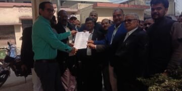 सेंट्रल बार एसोसिएशन मितौली के अधिवक्ता संघ ने अपनी मांगों को लेकर मुख्यमंत्री संम्बोधित ज्ञापन उपजिलाधिकारी को सौंपा