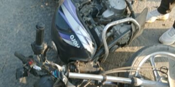 हरगांव रेलवे क्रॉसिंग पर हेडफोन लगाकर क्रासिंग पार कर रहे बाइक सवार को ट्रेन ने उड़ा दिया…..