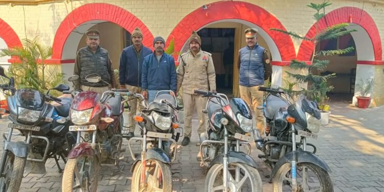 पुलिस ने बाइक चोर को एक चोरी की बाइक सहित किया गिरफ्तार
