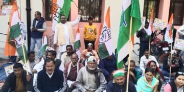 लखीमपुर जिला कांग्रेस कमेटी द्वारा प्रहलाद पटेल की अध्यक्षता में शहर के प्रमुख मार्गों से पैदल चलकर जुलूस निकालकर सैकड़ों की संख्या में जोरदार विरोध प्रदर्शन …