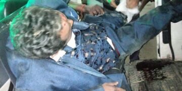 अनियंत्रित होकर बारातियों को लेकर जा रहा टेंपो सड़क किनारे विद्युत पोल से टकराया