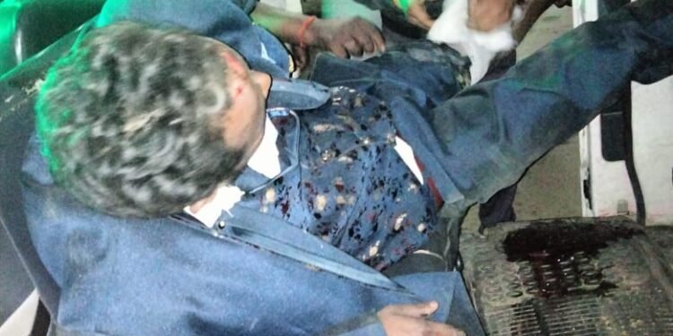 अनियंत्रित होकर बारातियों को लेकर जा रहा टेंपो सड़क किनारे विद्युत पोल से टकराया