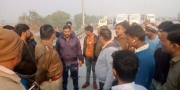 आगरा लखनऊ एक्सप्रेस वे पर फॉर्च्यूनर कार अनियंत्रित होकर कंटेनर में घुसी दो की मौके पर मौत