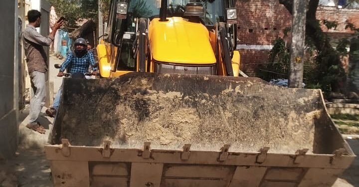 सरकारी जमीन पर दबंगो  का इस तरह कब्ज़ा की सरकार की योजनाओं को भी असफल कर दिया