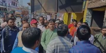 निघासन के रकेहटी कस्बे में अतिक्रमण हटाने के लिए चला बाबा का बुलडोजर