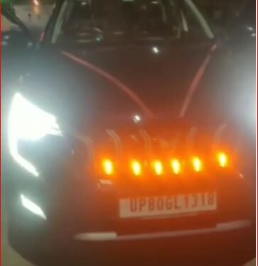 वीआईपी बनने के चक्कर में प्रतिदिन हो रहा कानून के साथ खिलवाड़।  ट्रैफिक नियमों की उड़ाई जा रही खुलेआम धज्जियां।