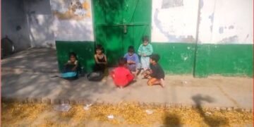 अग़वार के नगला केशरी मै बच्चे  करते हैं शिक्षक का इंतज़ार, मगर नही आते शिक्षक,,,,,,