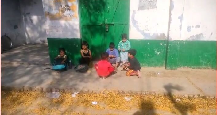 अग़वार के नगला केशरी मै बच्चे  करते हैं शिक्षक का इंतज़ार, मगर नही आते शिक्षक,,,,,,