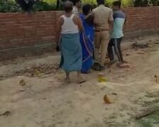 प्राथमिक विद्यालय की निर्माणाधीन बाउंड्री को गांव की दबंग महिला और उसके परिवार वाले बार बार ढहा रहे हैं …