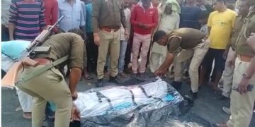 ओवरलोड भूसी से  भरे ट्रक की चपेट में आने से बाइक सवार महिला की मौत, पति व तीन वर्षीय मासूम घायल