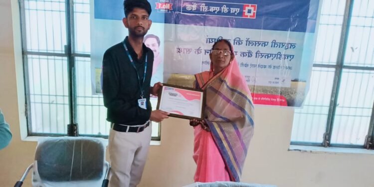 पचपेड़वा मे महिला ग्राम प्रधान मैंना देवी को एच डी एफ सी बैंक की तरफ से पुरस्कार से सम्मनित किया गया