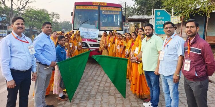 18 ग्राम पंचायत के स्वयं सहायता समूहों से चयनित महिलाओं को उत्तर प्रदेश परिवहन विभाग के सहयोग से बस द्वारा ब्लॉक प्रमुख खंदौली आशीष शर्मा ने हरी झंडी दिखाकर रवाना किया