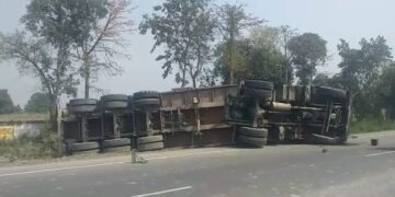 गोला मार्ग पर मिट्टी से भरा हुआ ट्रक गोरखपुर जा रहा था तभी नियंत्रण खो देने के कारण पलटा ट्रक,,,,