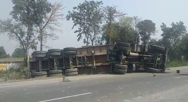 गोला मार्ग पर मिट्टी से भरा हुआ ट्रक गोरखपुर जा रहा था तभी नियंत्रण खो देने के कारण पलटा ट्रक,,,,
