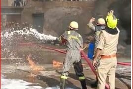 खण्डहर इमारत में लगी भीषण आग ।