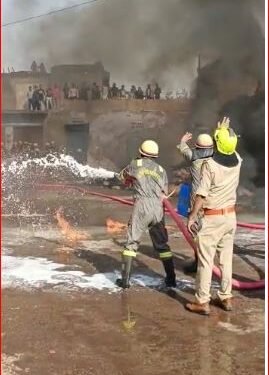 खण्डहर इमारत में लगी भीषण आग ।