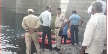 गांधी सागर बांध की पुलिया से नदी मे महिला ने लगाई छलांग पुलिस पहुंची मौके पर मंदसौर से आई SDERF की टीम द्वारा महिला की तलाश जारी