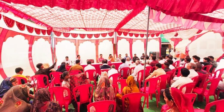 कार्यालय पर क्षेत्र पंचायत खंदौली की बैठक ब्लॉक प्रमुख खंदौली आशीष शर्मा की अध्यक्षता मे आयोजित की गई