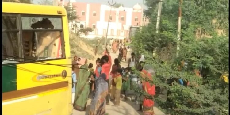 घर के बाहर खेल रहे मासूम को स्कूल बस ने रौंदा