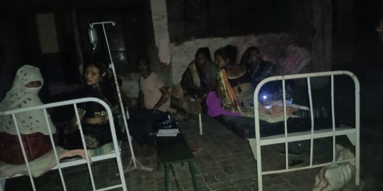 CHC के बाहर किया जा रहा था इलाज,आसमान के नीचे अपना ईलाज कराने को हुए मजबूर मरीज़ …