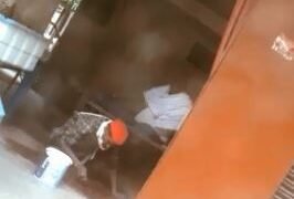 वार्ड 38 से सपा पार्षद प्रत्याशी है पोछा मारते अमर सिंह।