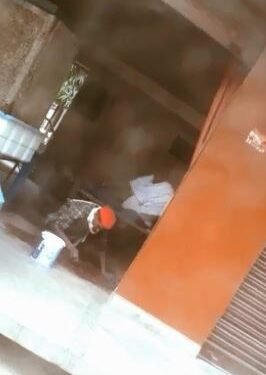 वार्ड 38 से सपा पार्षद प्रत्याशी है पोछा मारते अमर सिंह।