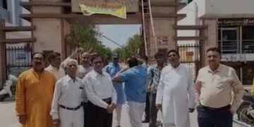 ताजनगरी आगरा में नगर निगम के क्षेत्र मारुति सिटी रॉड पर चुनाव बहिष्कार के लगे पोस्टर