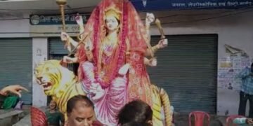 टूंडला के एटा रोड पर हुआ भंडारे का आयोजन, प्रसाद पाने वालों की लगी रही भीड़