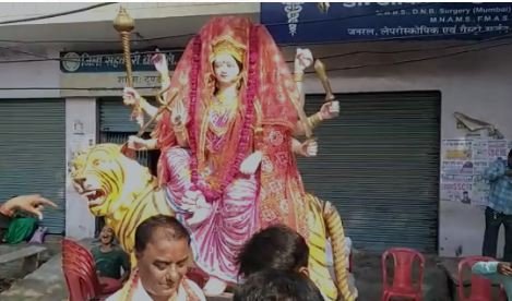 टूंडला के एटा रोड पर हुआ भंडारे का आयोजन, प्रसाद पाने वालों की लगी रही भीड़