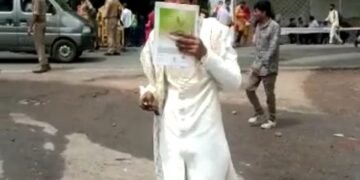 दूल्हे के लिबास में पहुंचा मतदान कर्मी