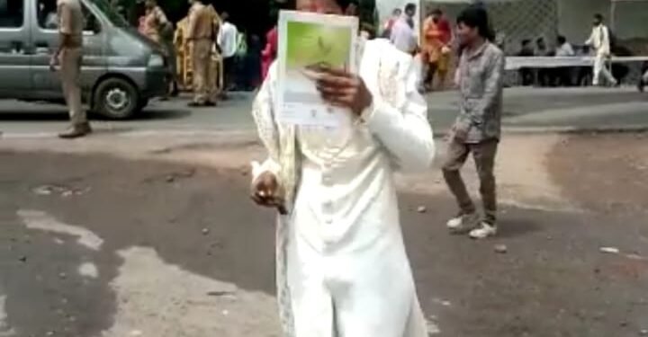 दूल्हे के लिबास में पहुंचा मतदान कर्मी