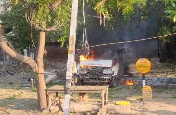 एंबुलेंस में हुआ ब्लास्ट,