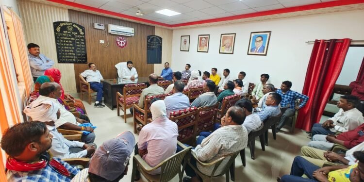 विकास खण्ड खंदौली कार्यालय पर ब्लॉक प्रमुख खंदौली आशीष शर्मा की अध्यक्षता मे समस्त सफाई कर्मियों के साथ समीक्षा बैठक आयोजित की गई.