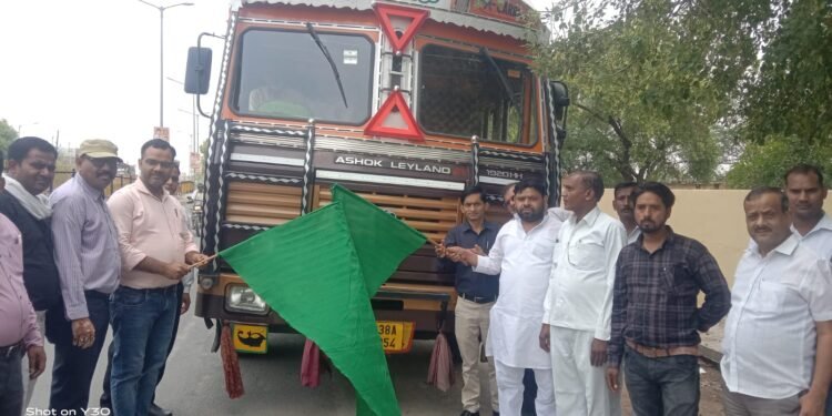 एत्मादपुर ब्लॉक प्रमुख इति सिंह प्रतिनिधि अवधेश कुमार उर्फ रामू ने भूसा की गाड़ी को हरी झंडी दिखाकर किया रवाना