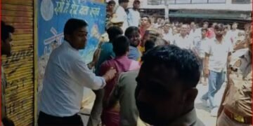 पुलिस प्रशासन ने कड़ी सुरक्षा व्यवस्था से भांजी लाठियां।